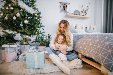 Anne ve kızı tarafından Noel ağacı oturan
