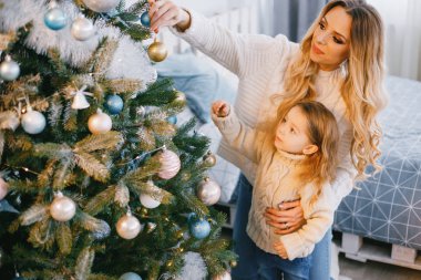 Anne ve kızı ağacı süsleme