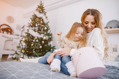 Anne ve hediye açılış güzel sarışın kız bebek