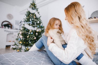 Anne ve kızı oynuyor.