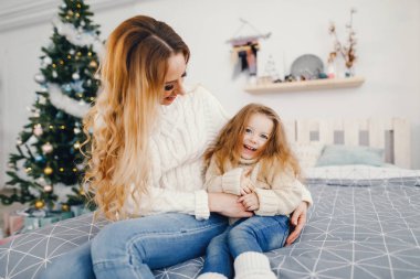 Anne ve kızı oynuyor.