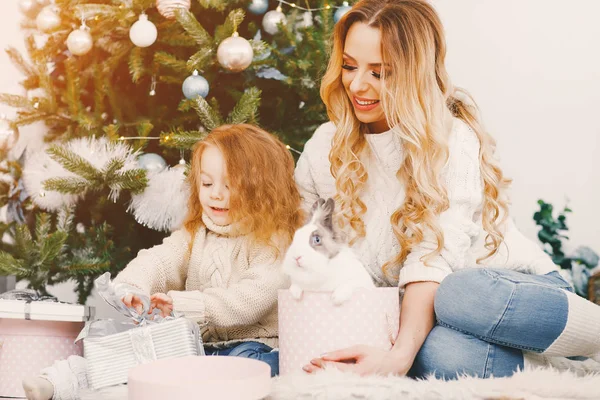 Madre regalando un regalo a su hija — Foto de Stock