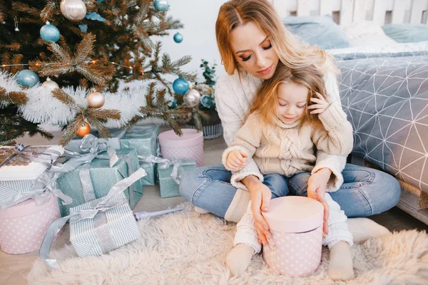 Mami e hija abriendo regalos — Foto de Stock