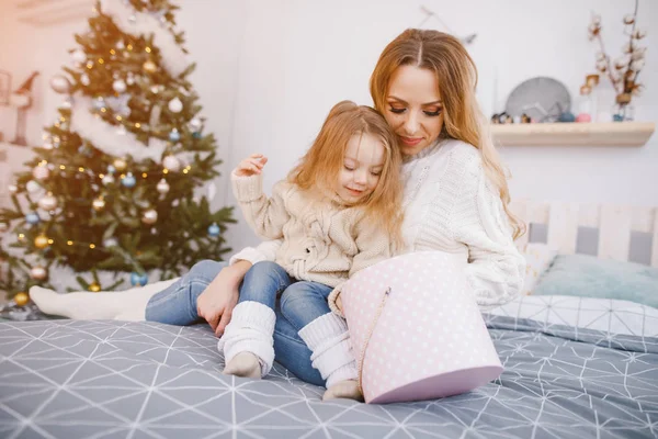 Madre y hermosa niña rubia abriendo regalos — Foto de Stock