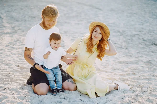 Familia en una playa —  Fotos de Stock