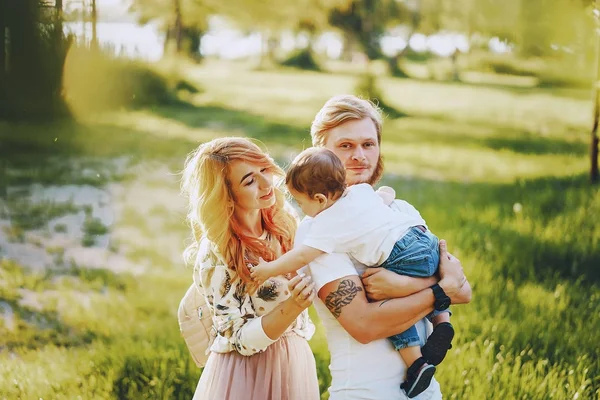 Familia en un parque —  Fotos de Stock