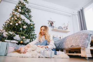 sarışın bebek kız yerde yatıyor