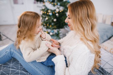 Anne ve kızı oynuyor.