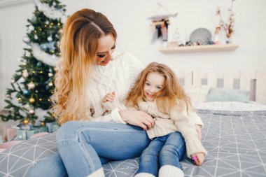 Anne ve kızı oynuyor.