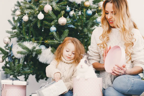 Madre regalando un regalo a su hija — Foto de Stock