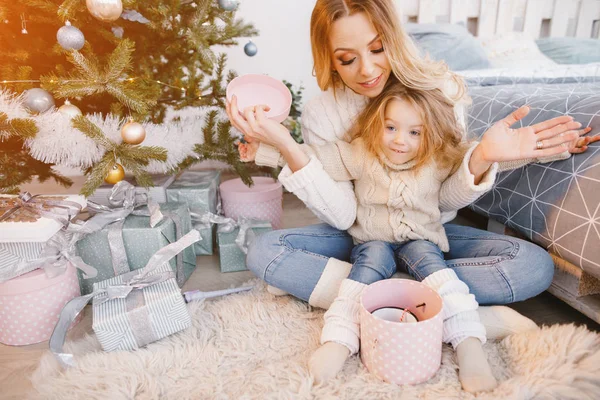 Mami e hija abriendo regalos — Foto de Stock