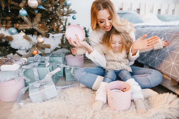 Mami e hija abriendo regalos — Foto de Stock