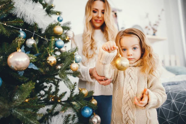 Madre e hija decorando el árbol — Foto de Stock