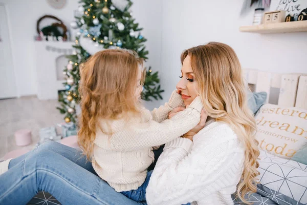 Madre e hija jugando — Foto de Stock