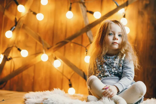 Little blond dziewczynka siedzi na podłodze — Zdjęcie stockowe