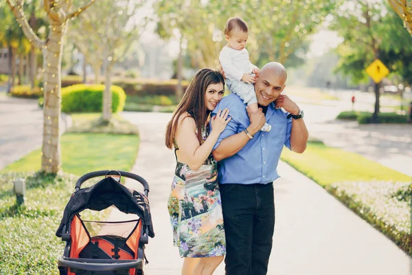 Familie op een wandeling — Stockfoto