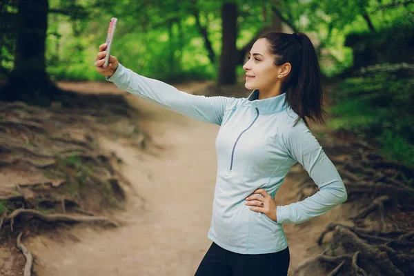 Chica en el bosque — Foto de Stock