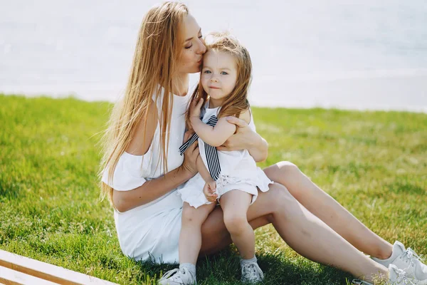 Madre con hija —  Fotos de Stock