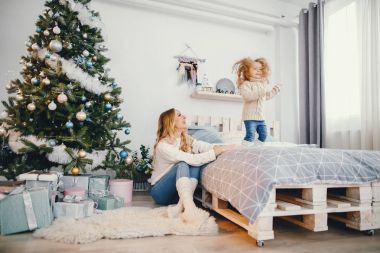 Bebek kız yatakta atlama