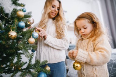 Anne ve kızı ağacı süsleme