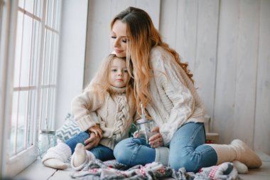 Anne ve kızı tarafından pencere