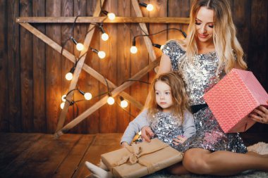 Anne ve kızı tatil ruhu içinde