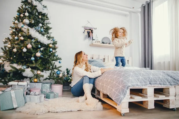 Bebek kız yatakta atlama