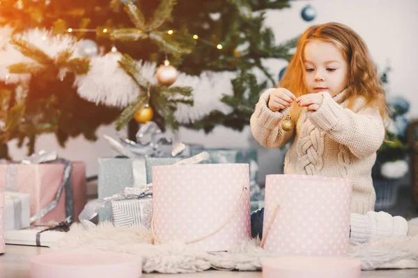 Little blond dziewczynka pomoc w dekoracji — Zdjęcie stockowe