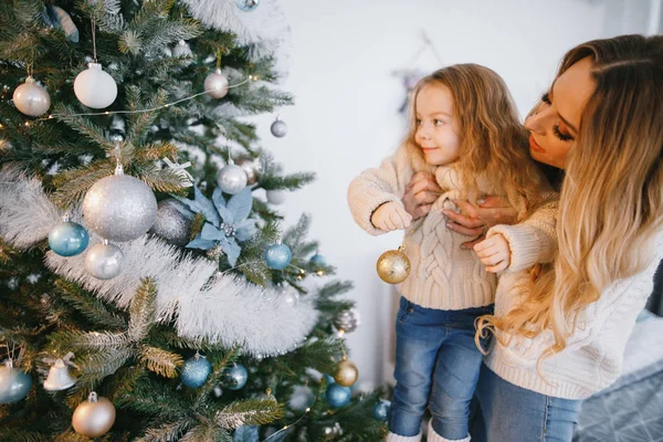 Madre e hija decorando el árbol — Foto de Stock