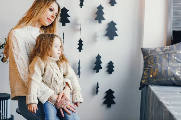 Moeder en dochter zitten door de decoraties voor de feestdagen — Stockfoto