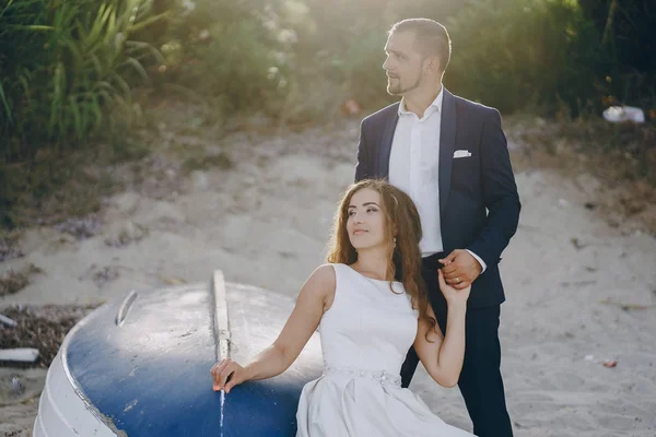 Novios en la naturaleza —  Fotos de Stock