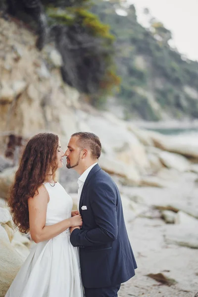 Novios en la naturaleza —  Fotos de Stock