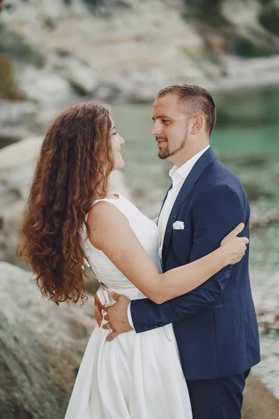 Novios en la naturaleza —  Fotos de Stock