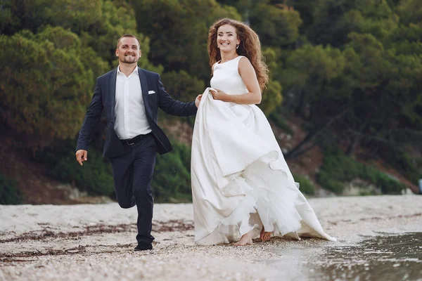 Novios en la naturaleza —  Fotos de Stock