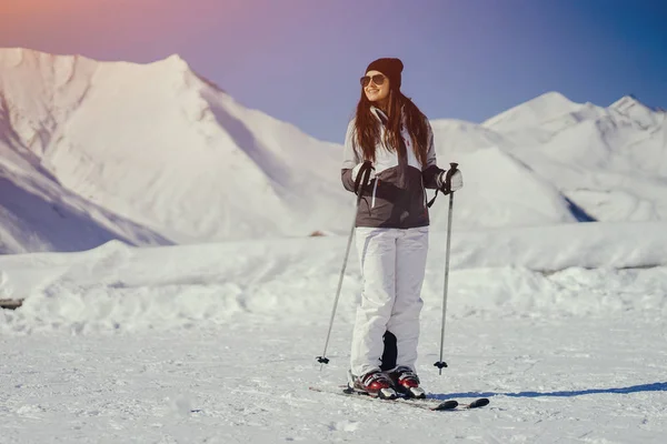 Mädchen mit Ski — Stockfoto