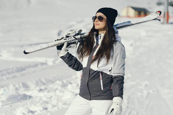 Κορίτσι με σκι — Φωτογραφία Αρχείου
