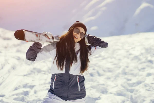 Chica con esquí — Foto de Stock