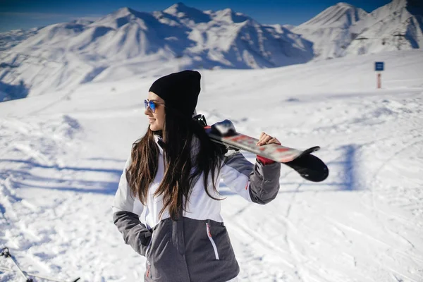 Meisje met ski — Stockfoto