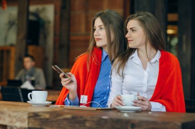 Bir kafede iki kız.