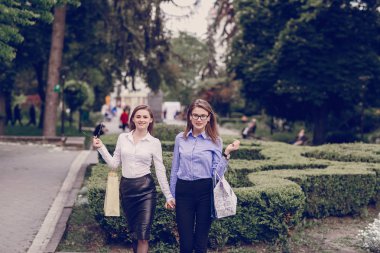 kızlar alışveriş yapmak