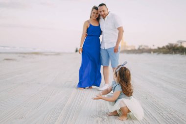 Sahilde güzel aile