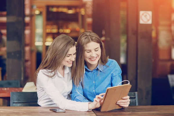 Twee meisjes in een café — Stockfoto