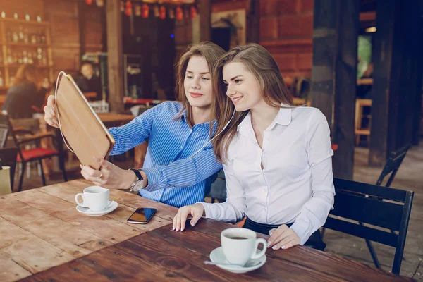Dwie dziewczyny w kawiarni — Zdjęcie stockowe