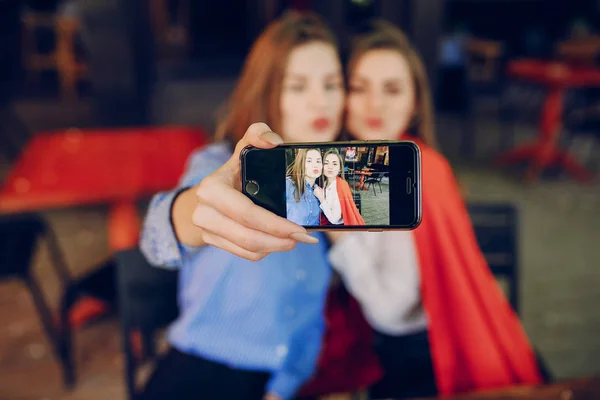 Dos chicas en un café —  Fotos de Stock