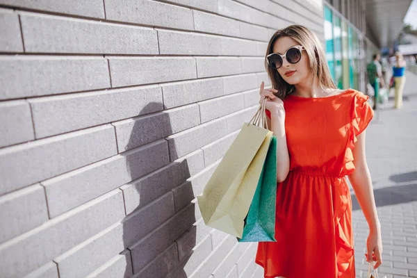 Menina está comprando — Fotografia de Stock