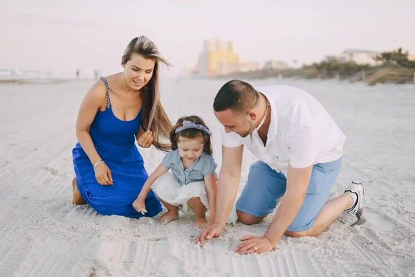 Hermosa familia en la playa —  Fotos de Stock