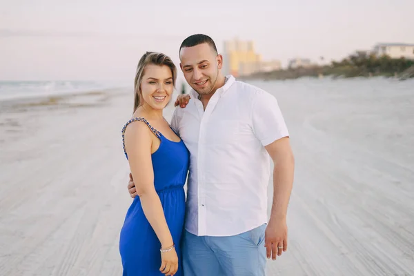 Hermosa familia en la playa — Foto de Stock