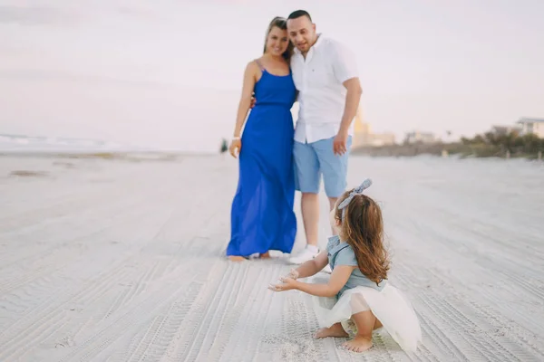 Belle famille sur la plage — Photo