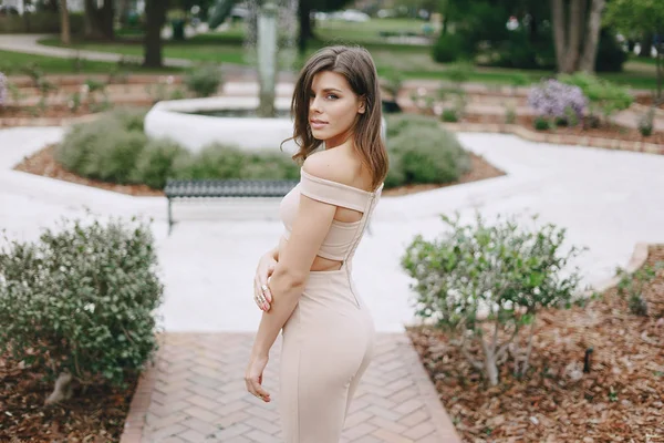 Hermosa chica en la calle — Foto de Stock