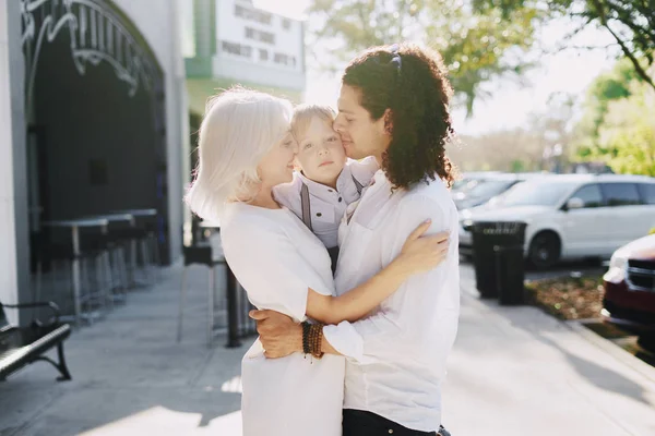 Hermosa familia joven — Foto de Stock